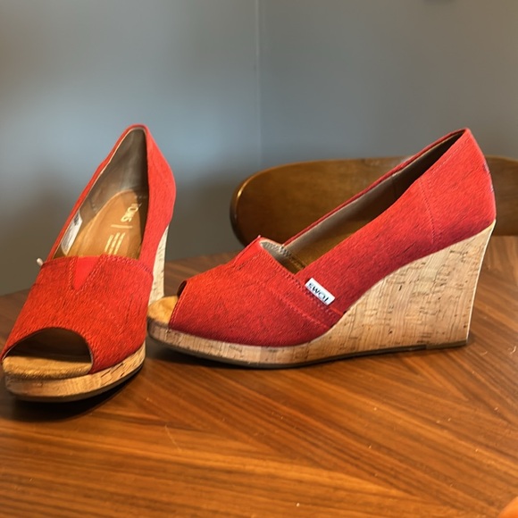 Toms Wedge Espadrille, women’s 8.5 US. Red jacquard - Picture 2 of 3
